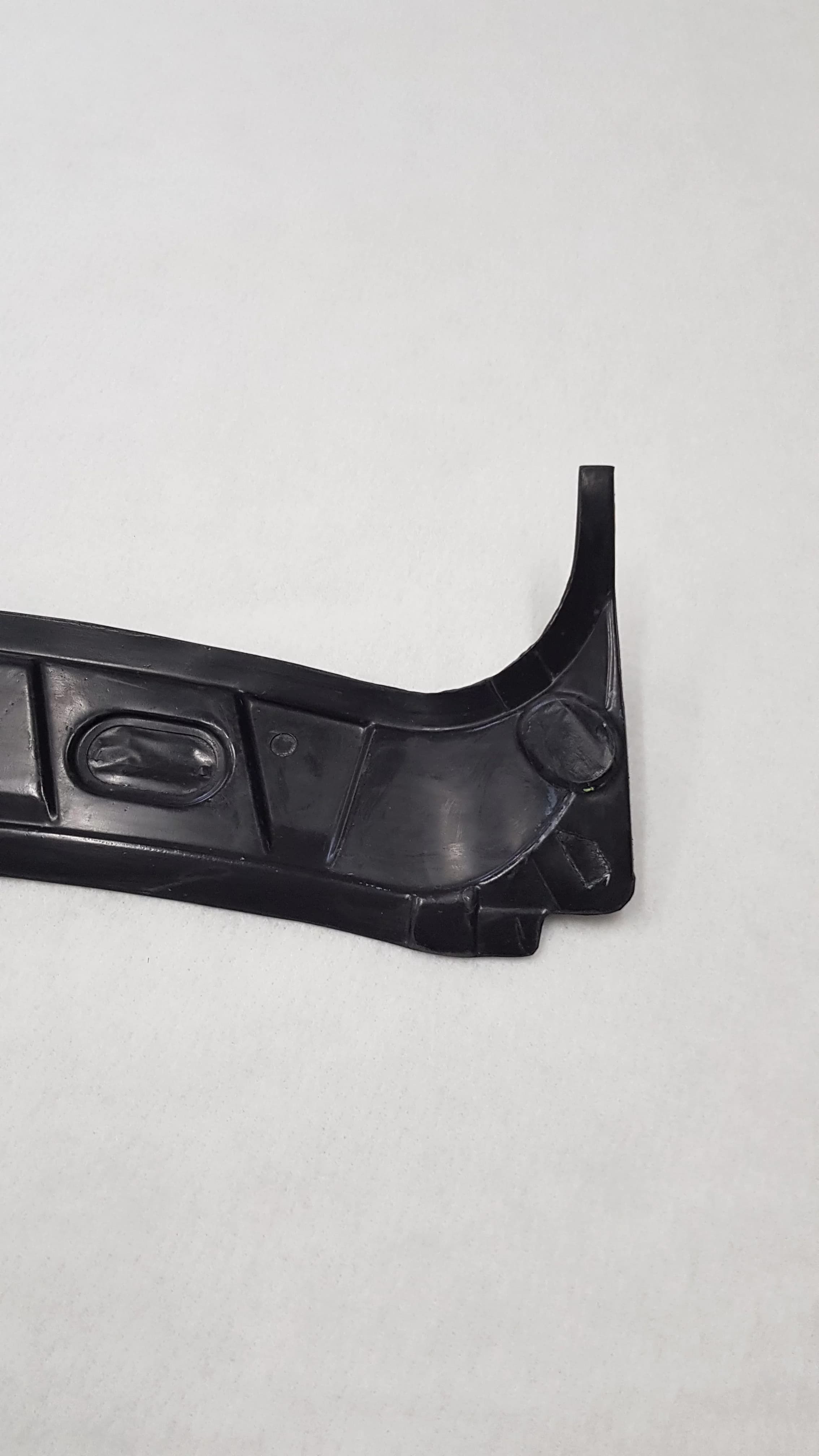 Carbon Abschlussleiste unterhalb der Hutablage an der C-Säule für den BMW E30 detail