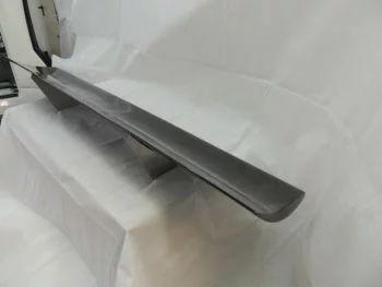 Carbon Heckflügel Porsche 911, seitliche Ansicht des Heckflügels auf Arbeitsfläche