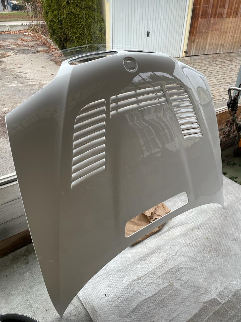 Carbon Motorhaube für BMW E46 Limousine mit integrierten Lüftungsschlitzen, lackiert und freistehend