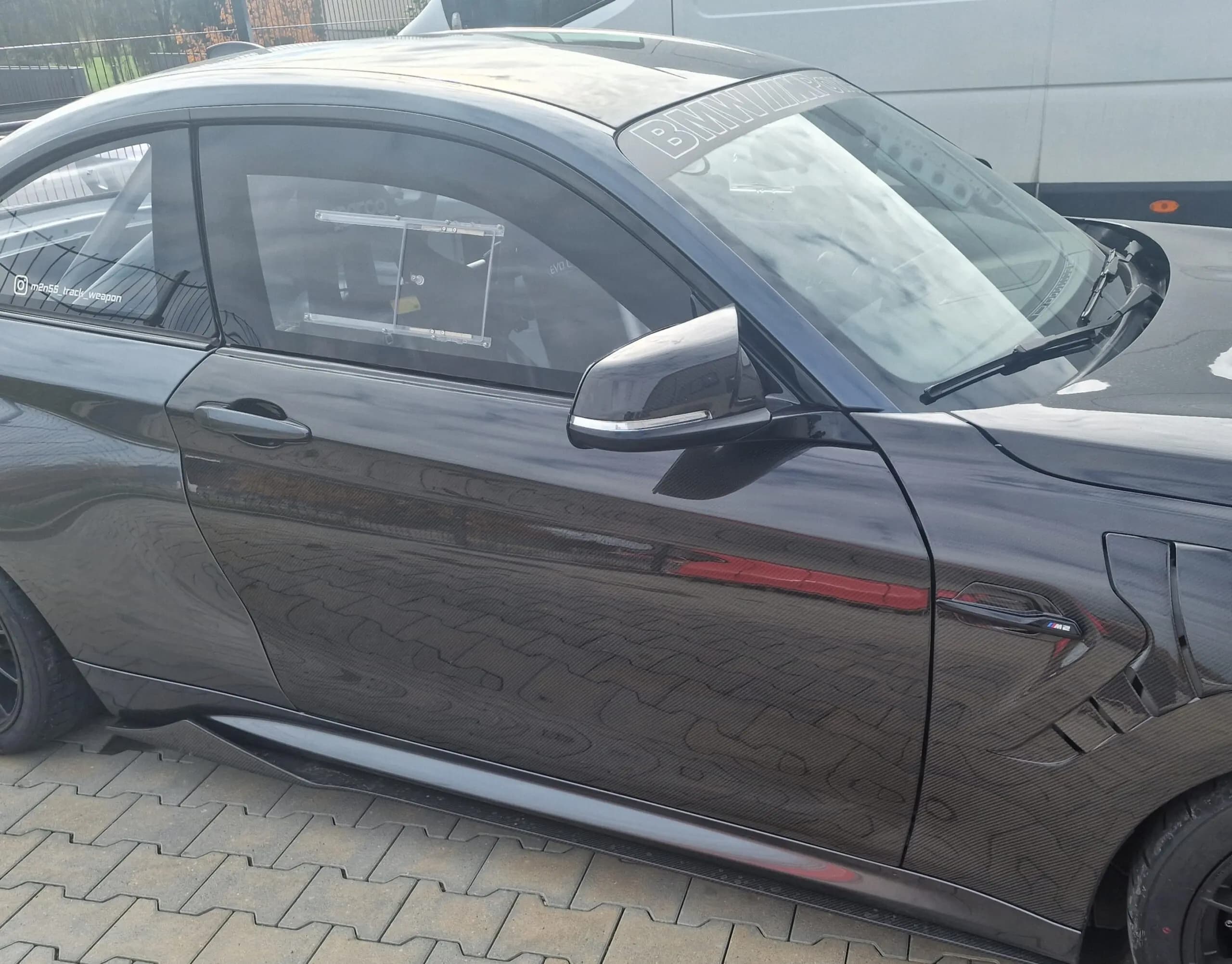 Seitenansicht BMW F22 mit vollständig montierten Carbon-Türen