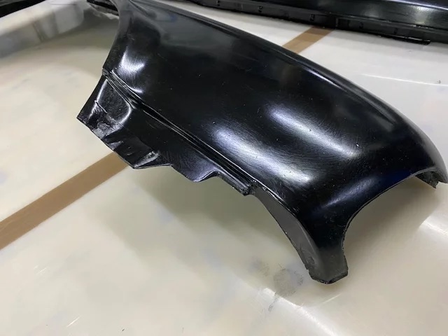 Detail der hinteren Kante eines Carbon-Kotflügels BMW E30 Cabrio im OEM-Stil