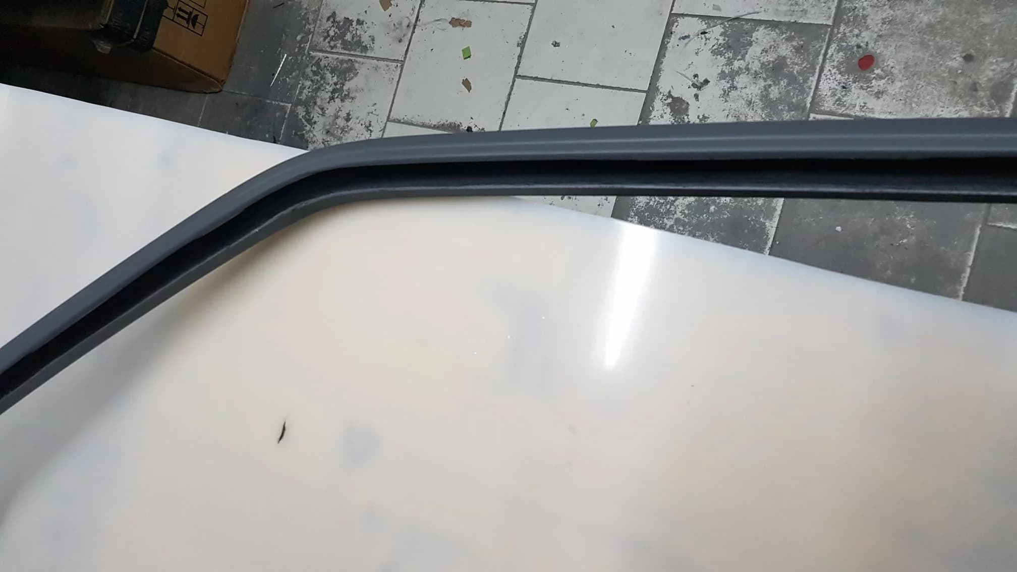 Langer Abschnitt des Carbon-Türrahmens BMW E30 in Werkstattumgebung