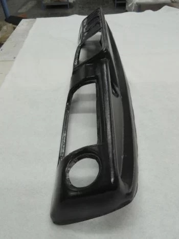 Carbon-Armaturenbrett Alfa Romeo GTV – schräge Seitenansicht mit integrierten Öffnungen