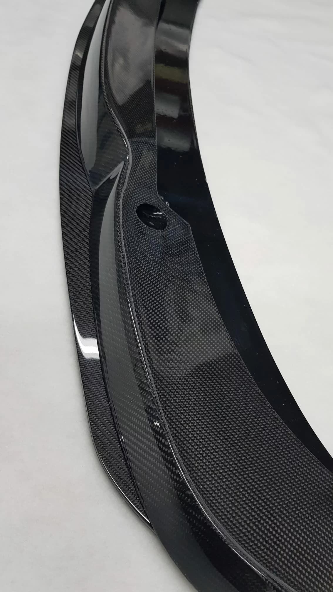 Carbon Frontsplitter für BMW E46 M3 CSL, Detailansicht mit glänzender Oberfläche und sichtbarer Carbonstruktur.