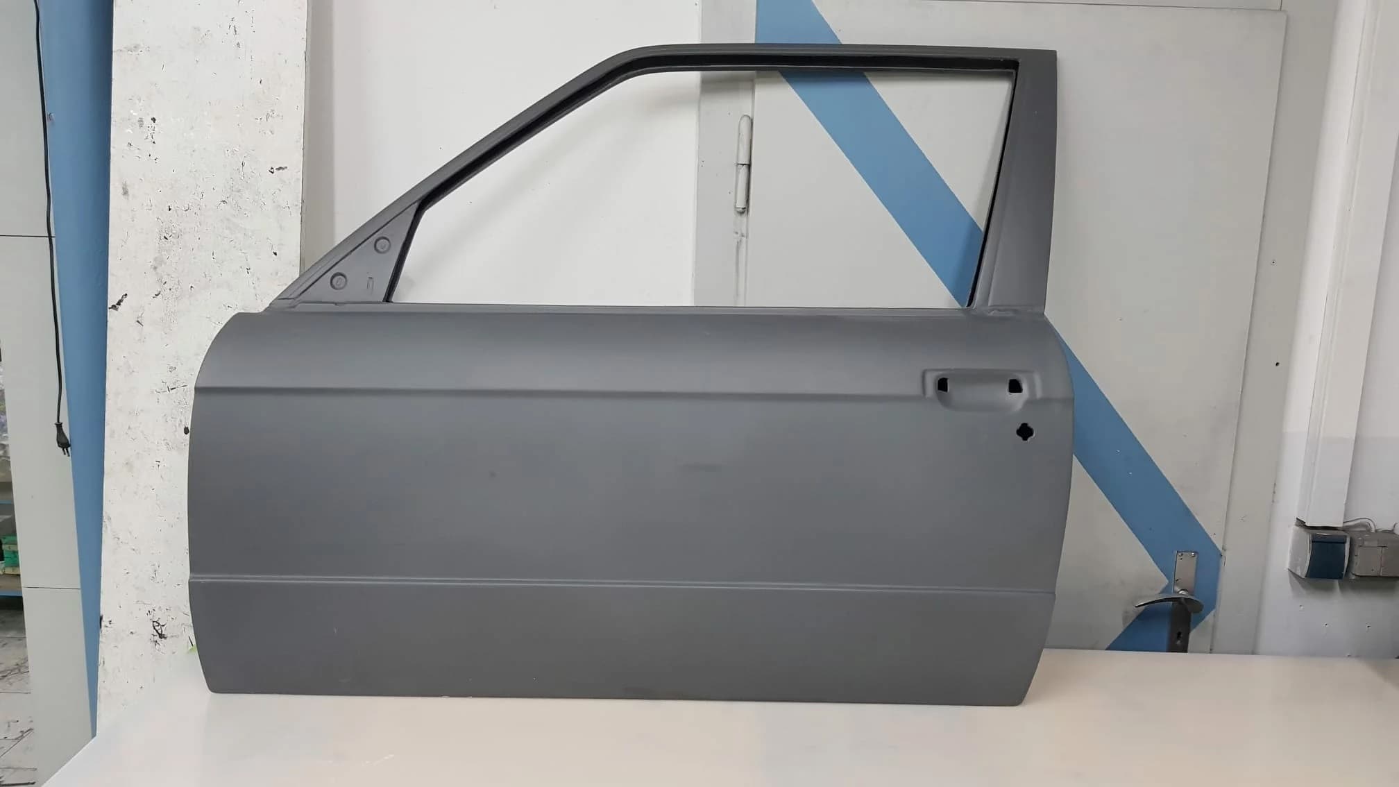Grundierte Carbon-Tür BMW E30 für Serien-Fenstermechanik, Außenansicht