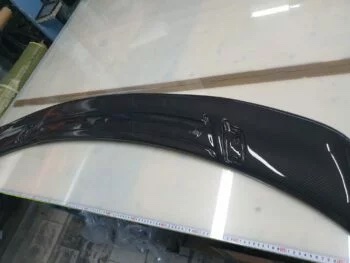 Carbon Heckspoiler Audi TTRS 8S, unmontiertes Bauteil aus Carbon auf Werkbank