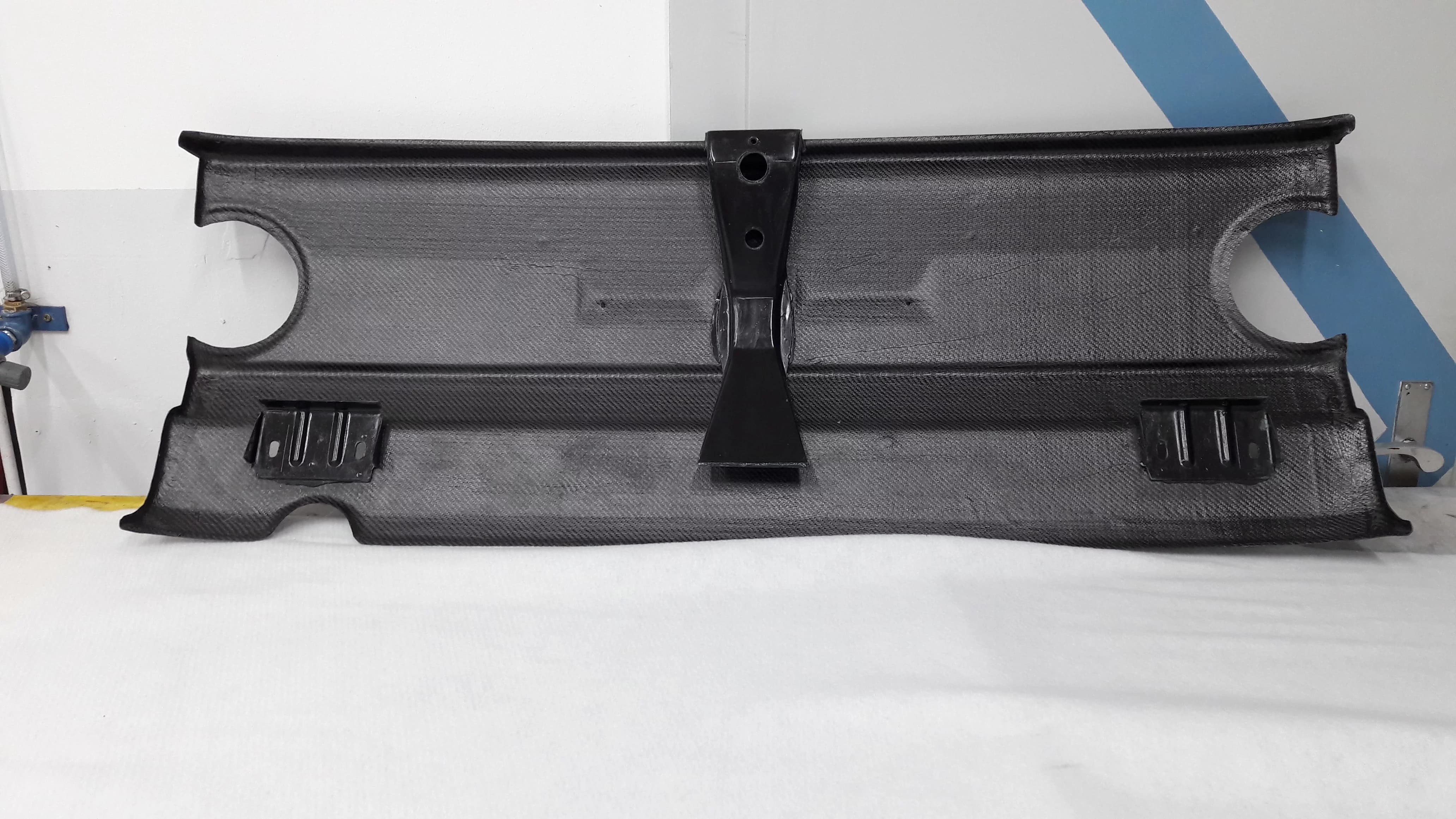 Innenseite vom Carbon Heckblech mit Aussparungen für runde Rücklichter des BMW E10 1502-2002