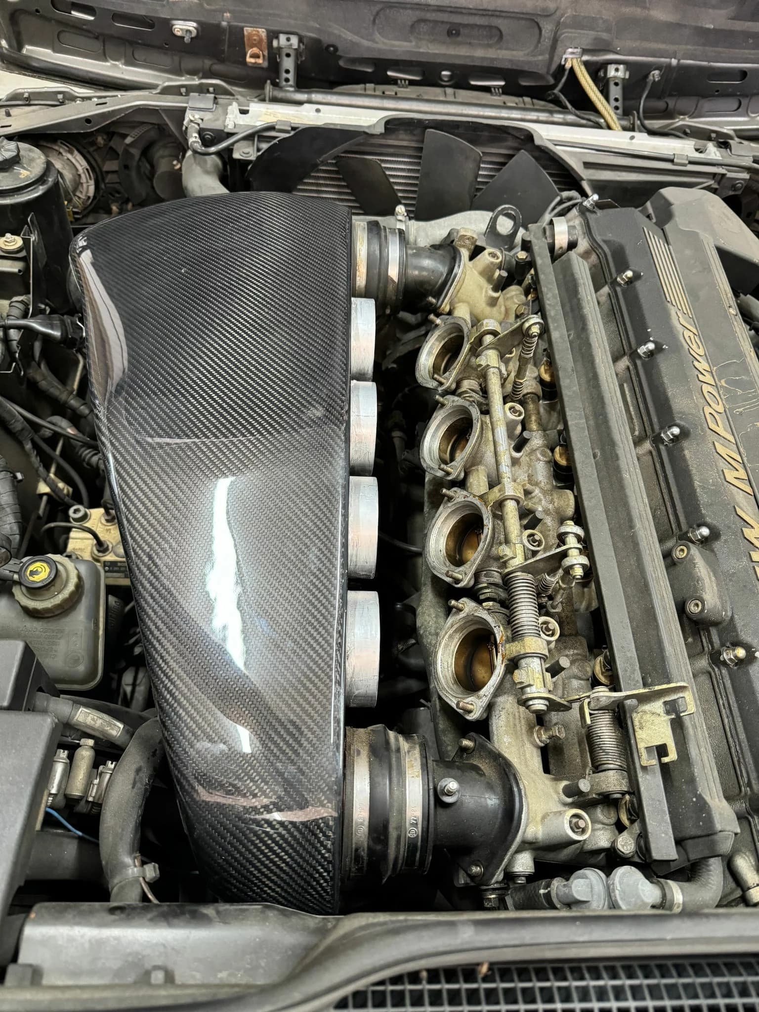 Carbon-Airbox im BMW E34, Seitenansicht über die Einzeldrosselklappen