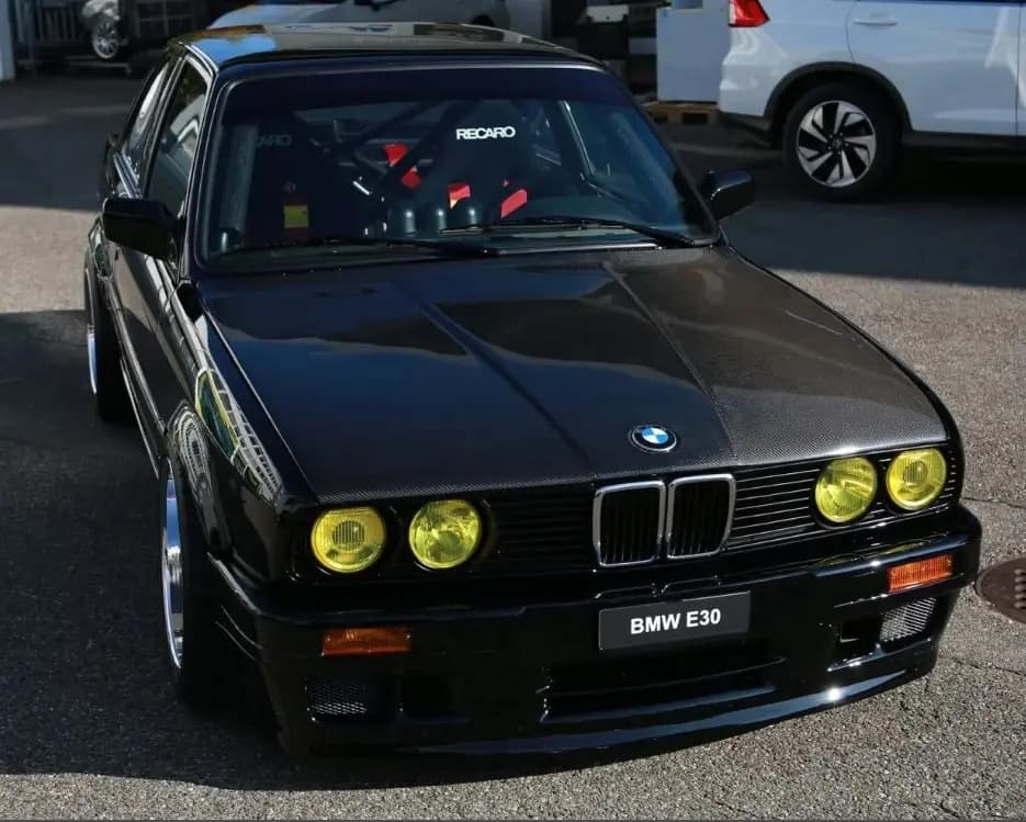BMW E30 mit Carbon Motorhaube – Frontansicht
