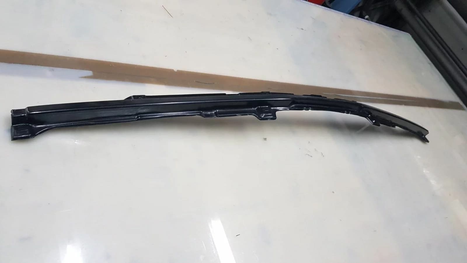 Carbon-Frontzierleisten-Verkleidung für BMW E30 M3 – Frontansicht in voller Länge