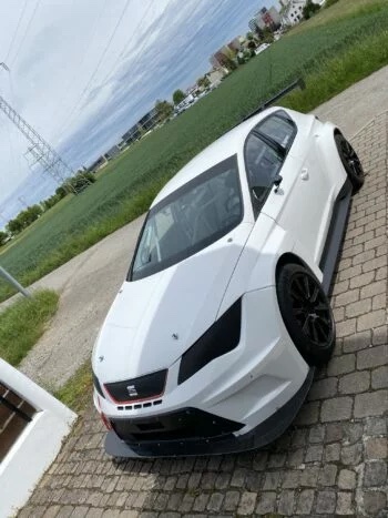 Carbon Türen SEAT Leon TCR, schräge Heckansicht des Rennfahrzeugs mit Carbon-Türen