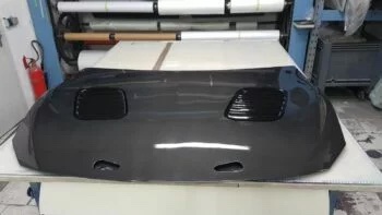 Carbon Sichtcarbon Motorhaube Toyota GT86 GTR-Style, Draufsicht der Haube mit integrierten Luftöffnungen auf Werkbank