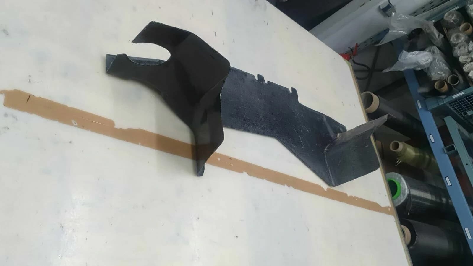 BMW E30 M3 Evo 2 Unterboden-Luftführung aus Carbon, Rohteil auf Werkbank