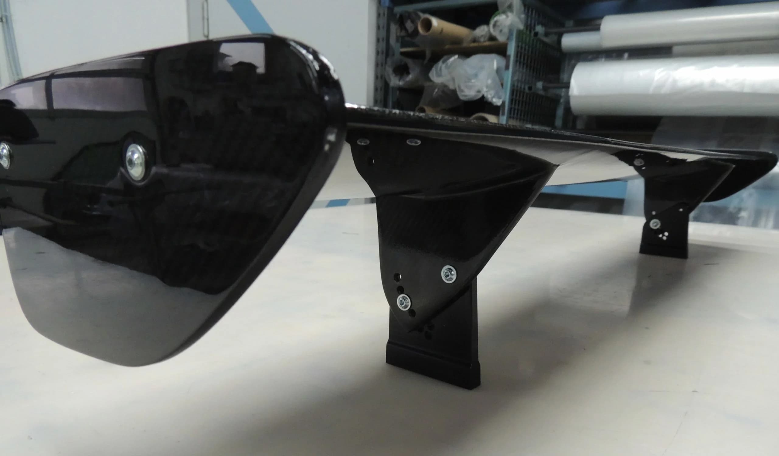 Seitenansicht des Carbon-Heckflügels mit Flügelhalter BMW E92 M3 GT4