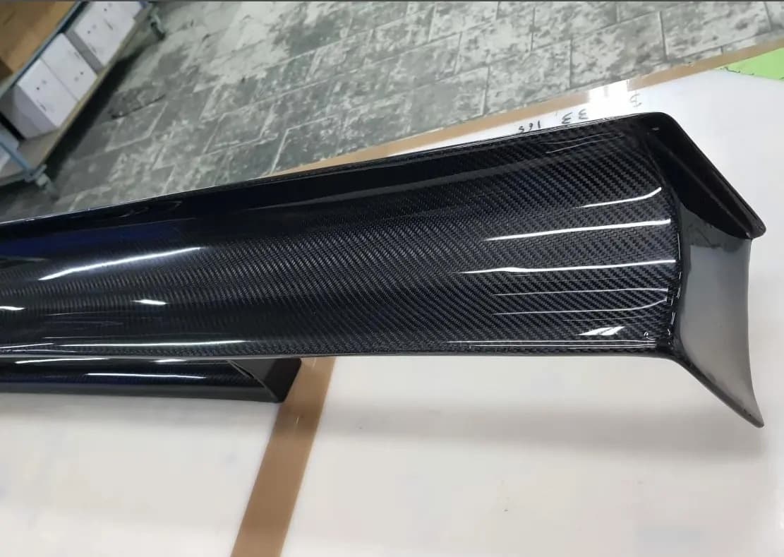 Carbon-Heckflügel BMW E36, Detail Endplatte und Profil