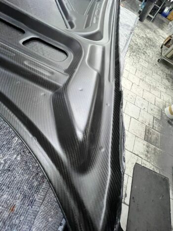 Sichtcarbon Fronthaube Porsche 911 (997), Detailansicht der Unterseite mit geformten Verstärkungen
