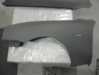 Carbon Kotflügel Maserati 4200, einzelner Kotflügel roh aus Carbon auf Werkbank