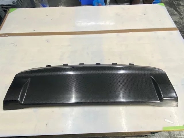 Carbon-Hutablage für BMW E30, Draufsicht mit symmetrischer Form und integrierten Aussparungen