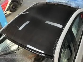 BMW E90 Carbon Dach montiert, Draufsicht mit Sichtcarbon-Struktur