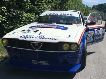 Alfa Romeo GTV Rennwagen – Frontansicht mit Carbon Motorhaube