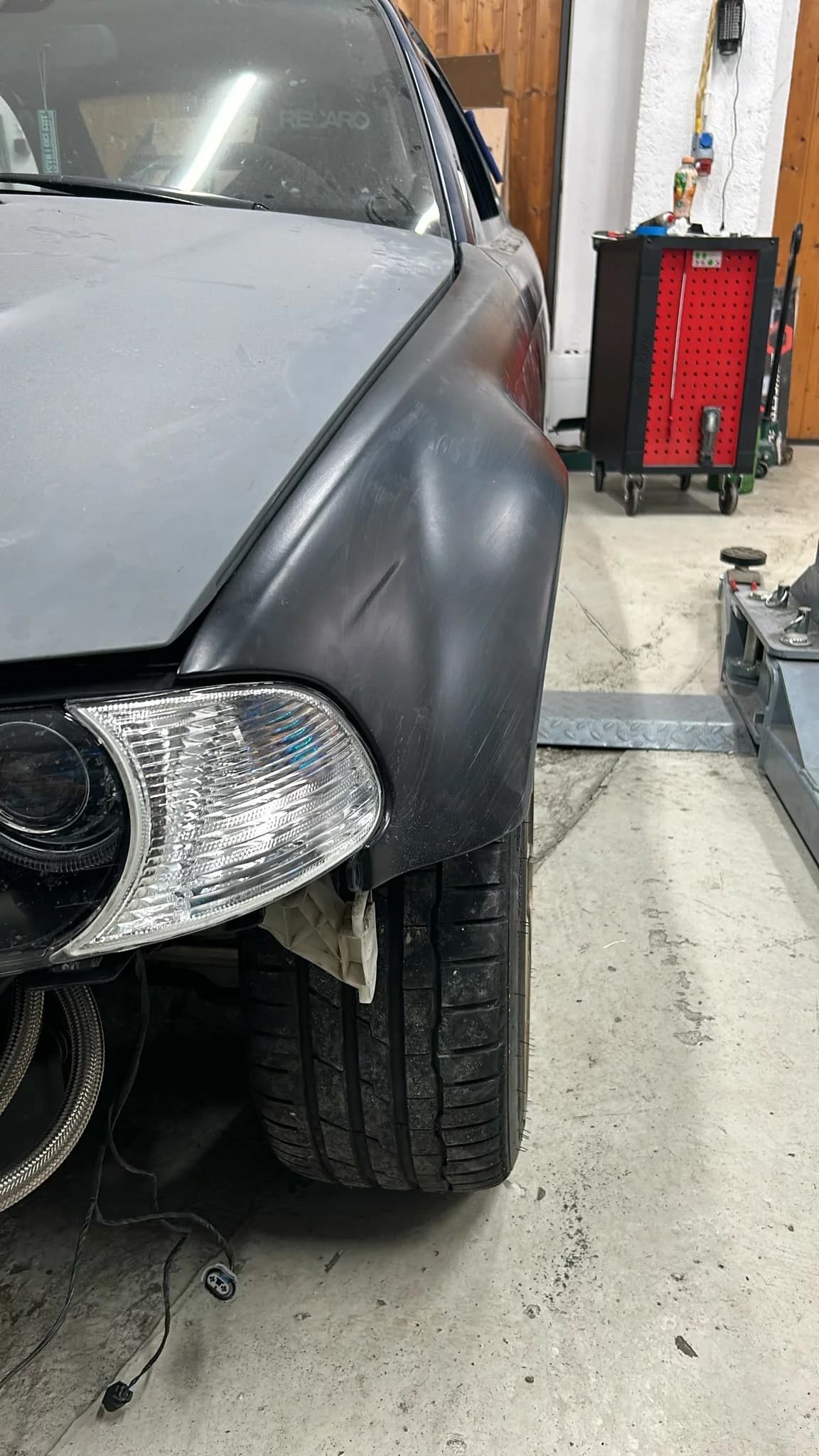 Frontansicht BMW E46 M3 mit montiertem Carbon Kotflügel und breiter Bereifung