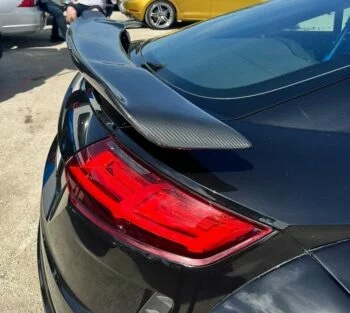 Carbon Heckspoiler Audi TTRS 8S, seitliche Ansicht des montierten Spoilers am Fahrzeug