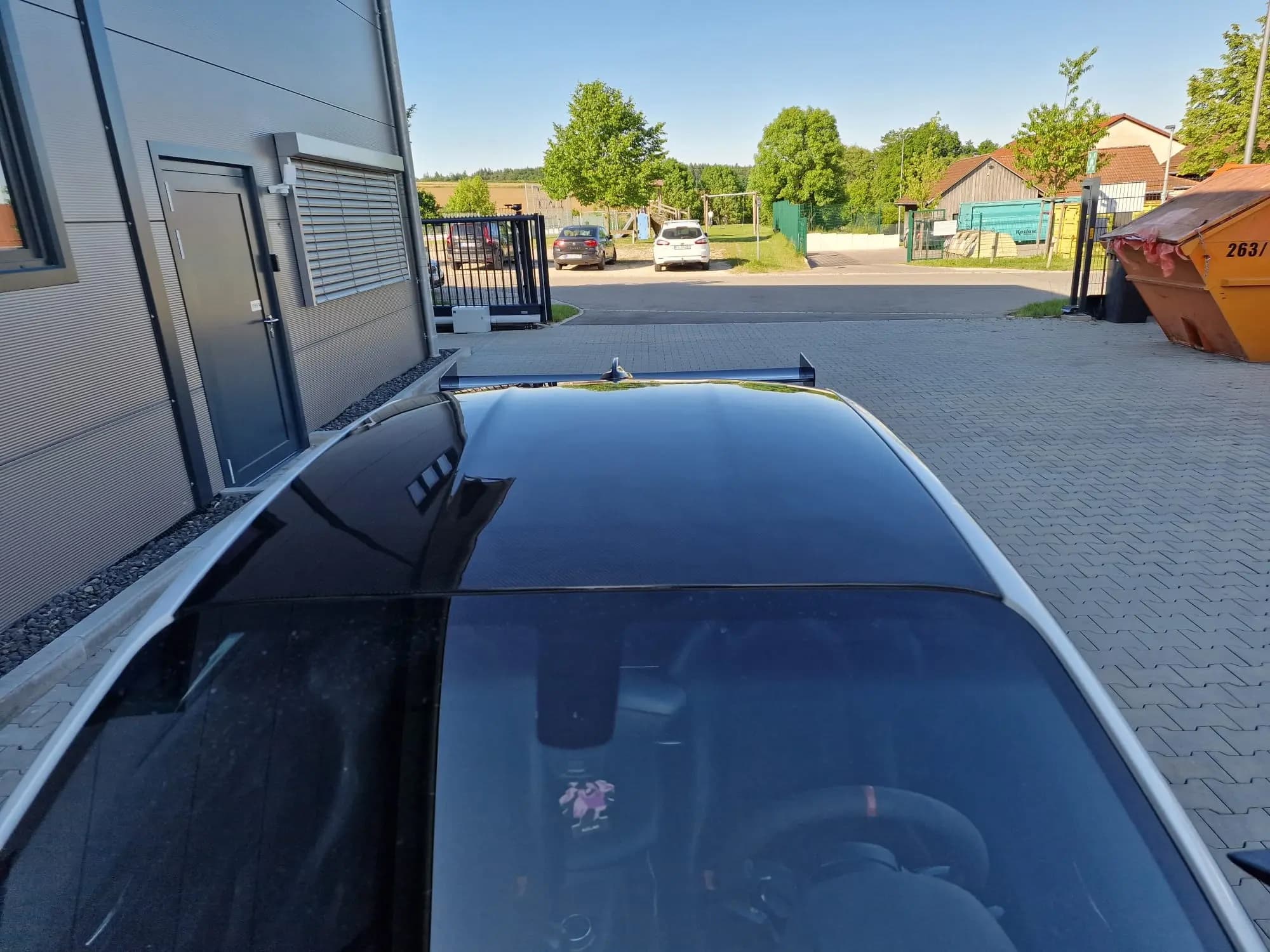 Carbon Dach BMW F22 in Hochglanz, Außenansicht bei Tageslicht