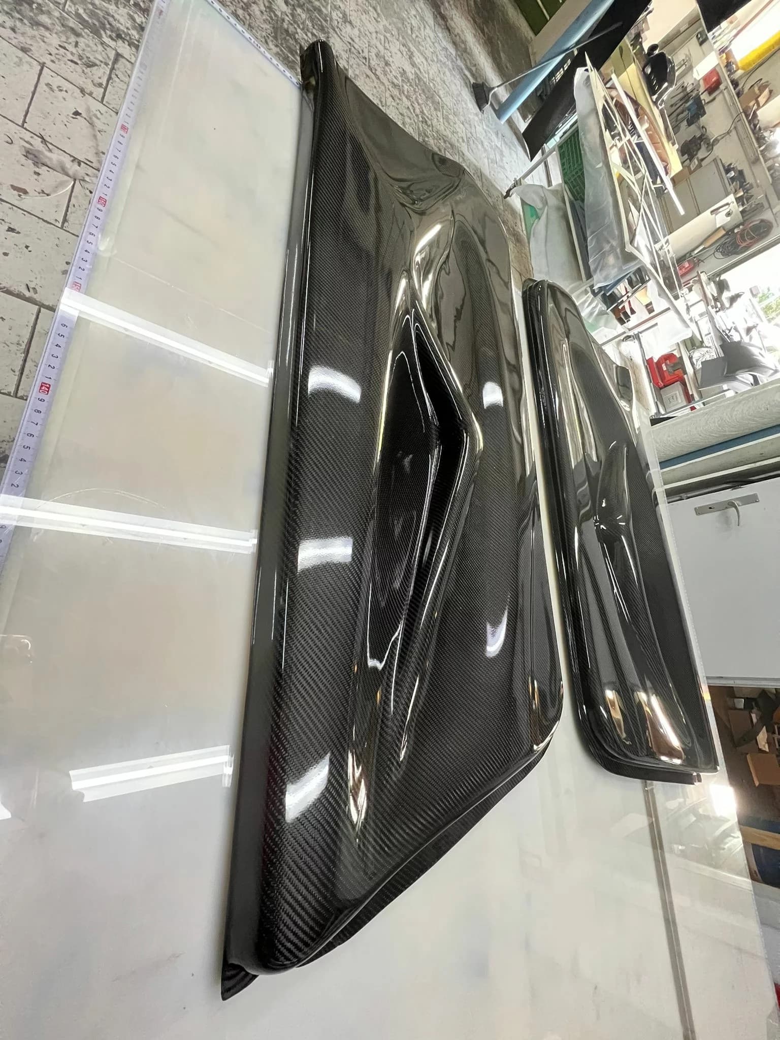 Detailansicht der Sichtcarbon-Türverkleidung BMW E46 M3/CSL, glänzende Carbonstruktur mit markanter Formgebung, seitlich fotografiert.