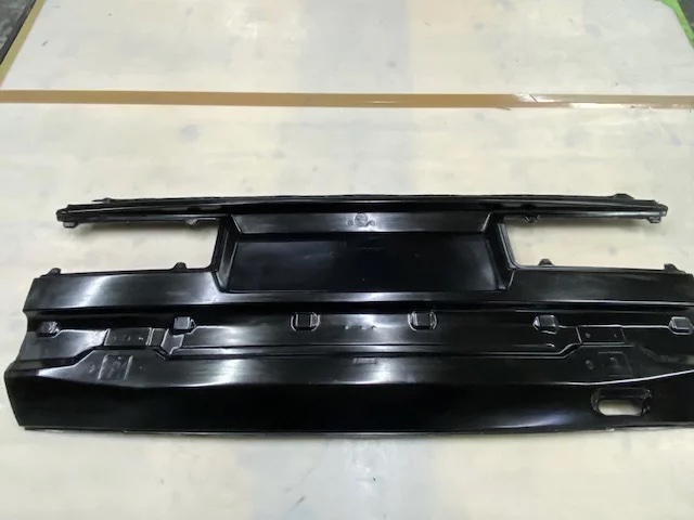 Gesamtansicht Carbon-Heckblech für BMW E30: vollständiges Bauteil flach liegend, Umbau FL auf M3.