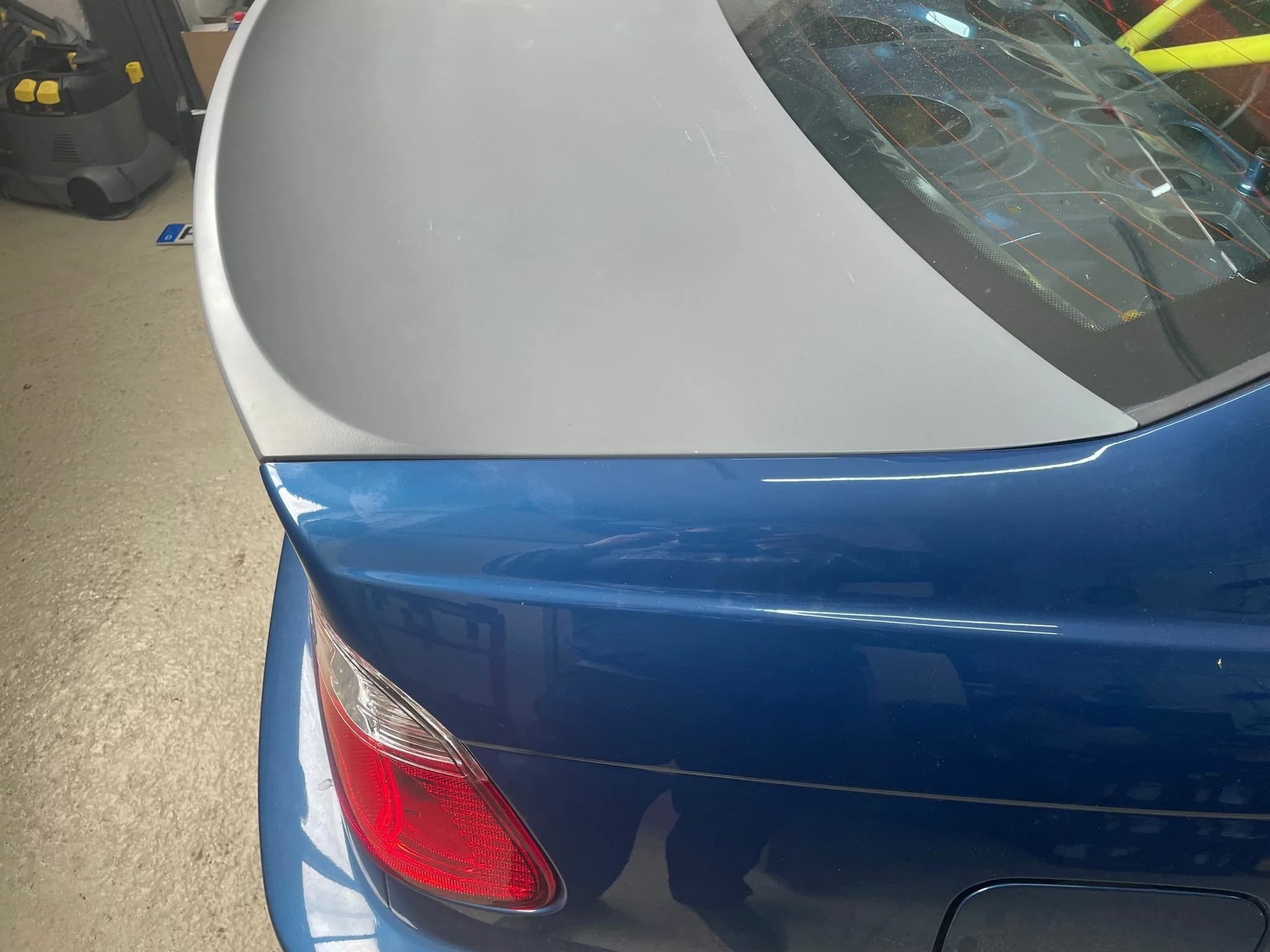 Carbon Heckklappe BMW E46 M3 CSL mit Ducktail, montiert am Fahrzeug – Seitenansicht