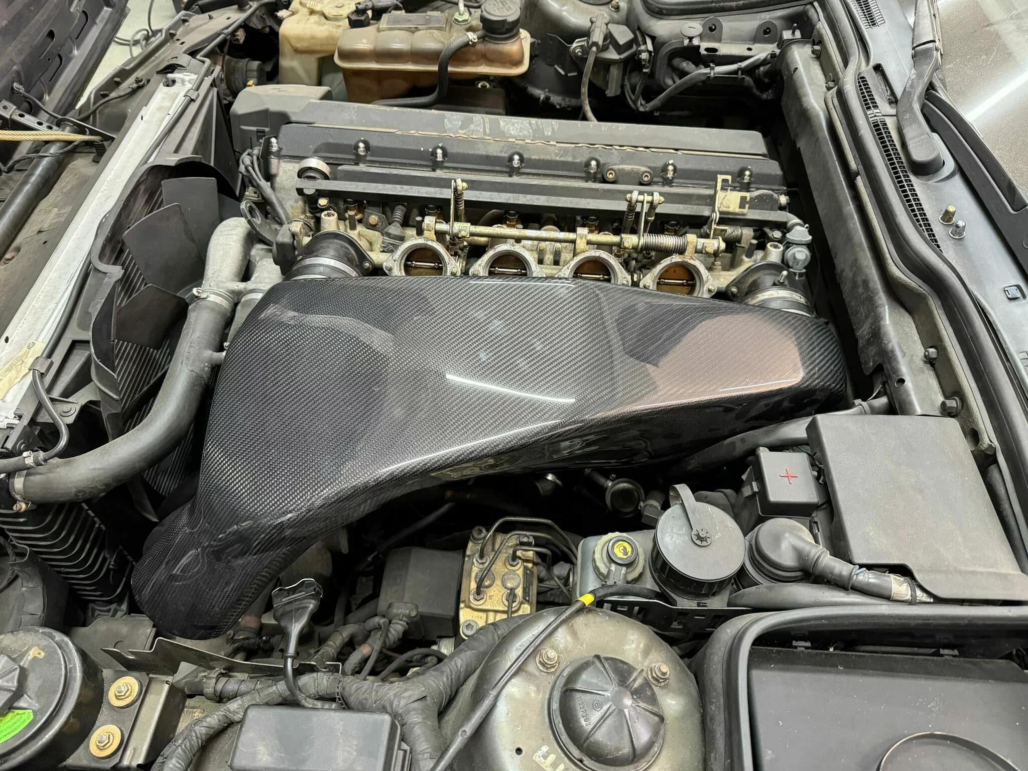 Obere Ansicht der Carbon-Airbox im BMW E34 Motorraum