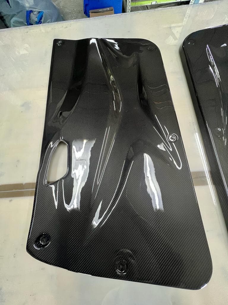 Detailansicht Carbon Türinnenverkleidung BMW F22 / F87 M2 mit Griffausschnitt