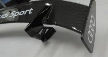Detailansicht der mittleren Spoilerhalterung am Carbon Performance Heckspoiler Audi TTRS 8S