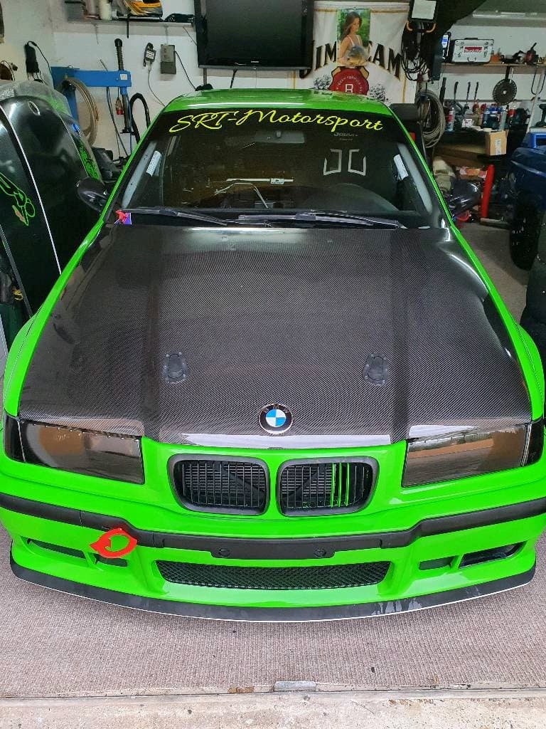 BMW E36 Carbon-Motorhaube montiert – Sichtcarbon-Haube auf Fahrzeug, sportliche Optik von vorne