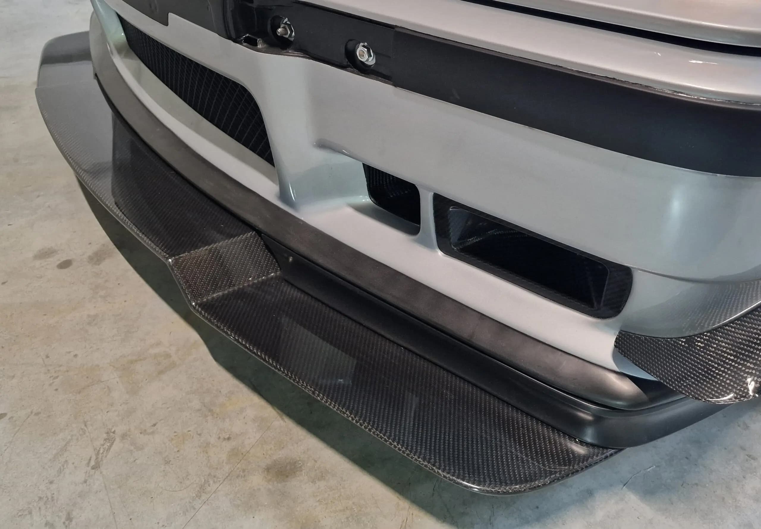 BMW E36 GT-Frontsplitter montiert, Draufsicht auf Carbonstruktur