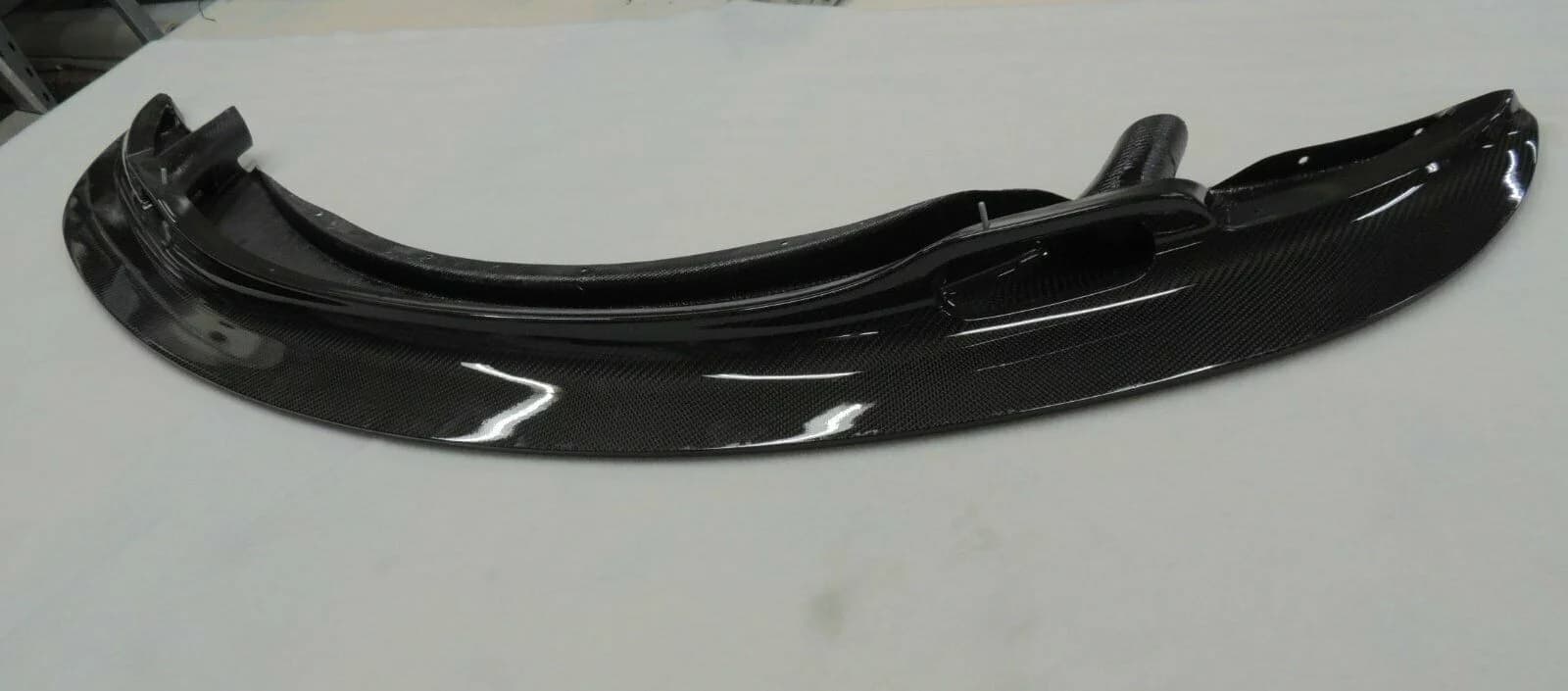 Sichtcarbon Flap-Schwert für BMW E92 M3, schräge Perspektive mit montierten Haltern
