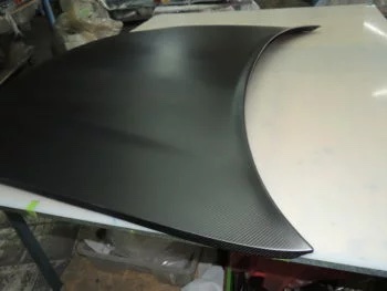 Detailansicht der Kante einer Carbon-Motorhaube für Audi S4 B5 mit feiner Gewebestruktur