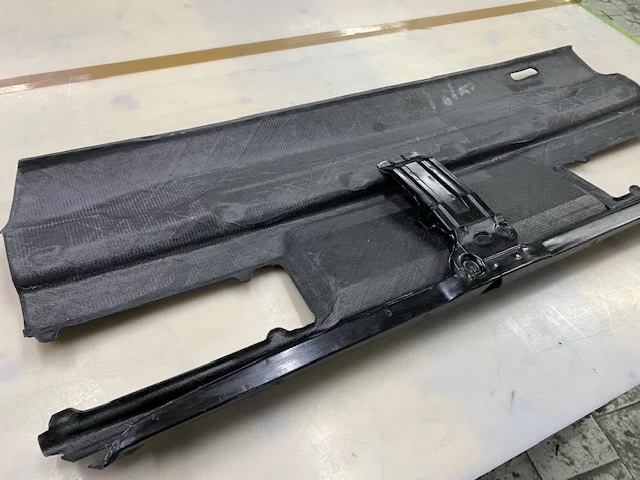 Carbon-Heckblech für BMW E30: Rohteil/Innenseite auf Tisch, vorbereitet für Umbau auf M3
