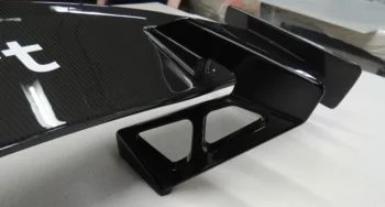 Nahaufnahme der Spoilerhalterung und Unterkonstruktion des Carbon Performance Heckspoilers