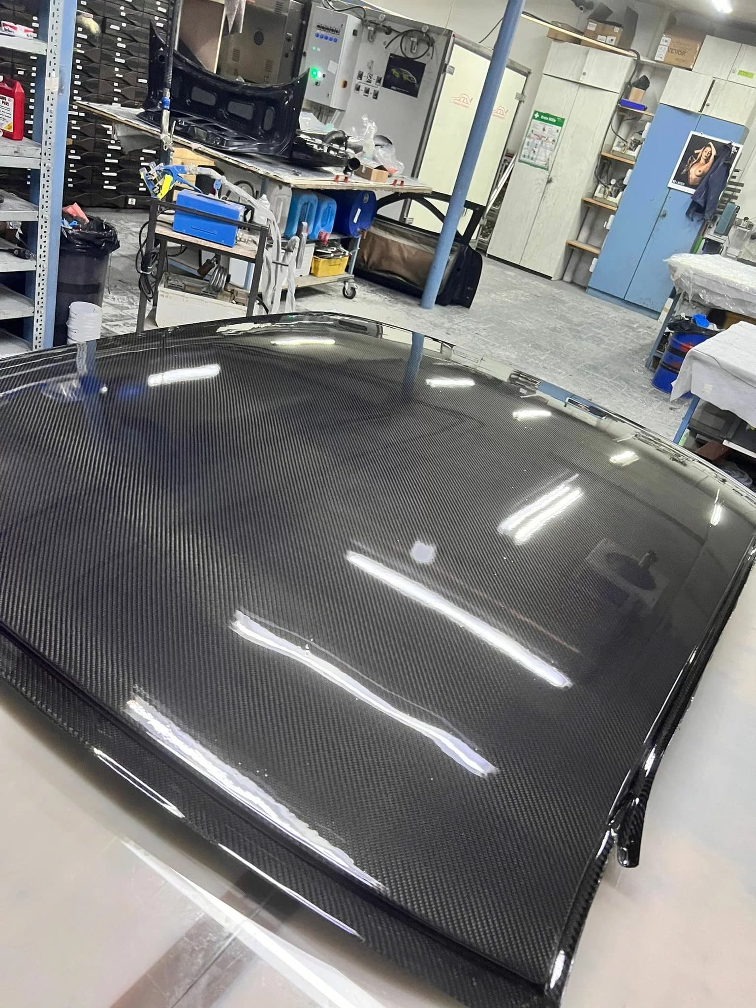 BMW E36 Limousine Carbon Dach in der Werkstatt, montierte Ansicht