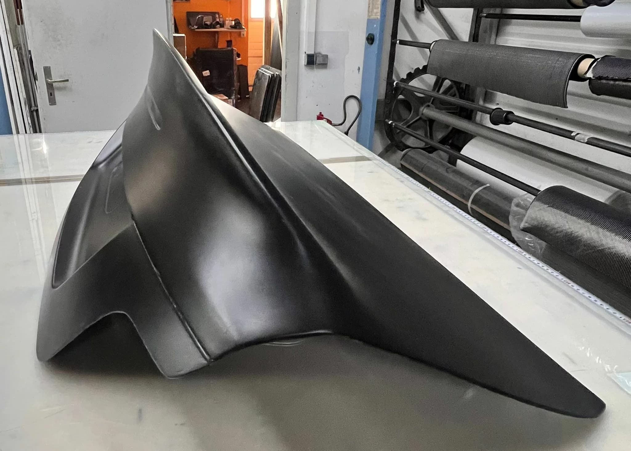 Carbon Heckklappe CSL für BMW E82 1er M, seitliche Heckansicht auf der Werkbank