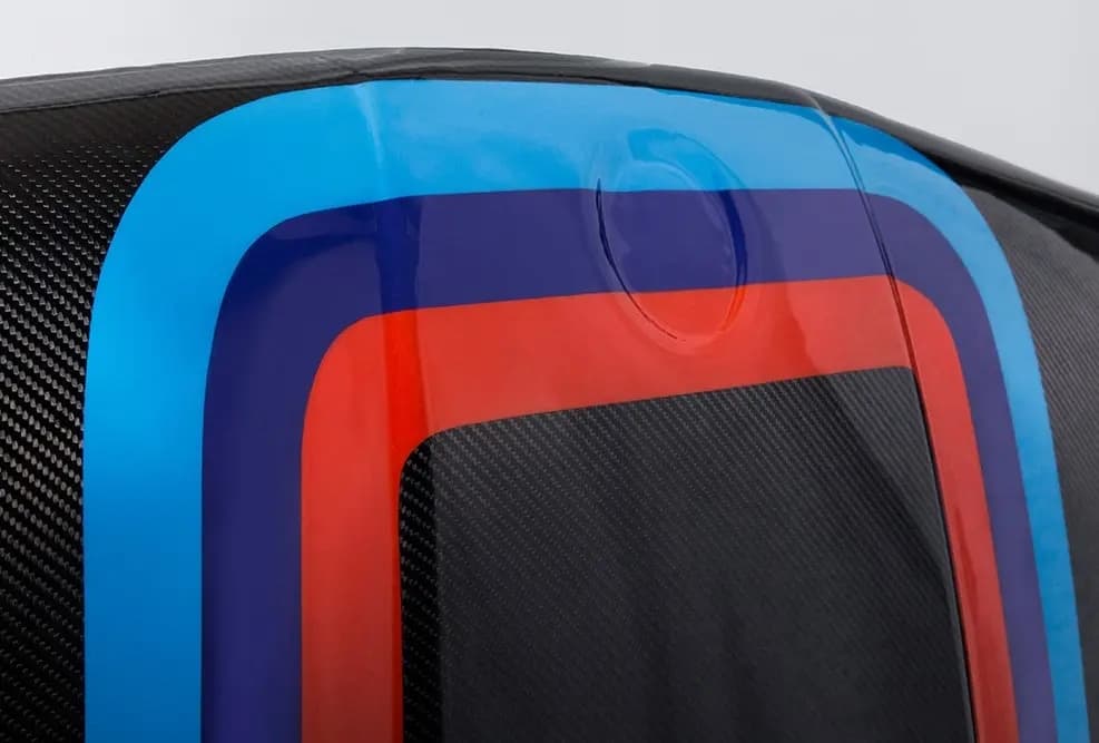 Detailansicht M-Design Streifen auf Carbon Motorhaube
