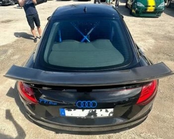 Carbon Heckspoiler Audi TTRS 8S, breitere Ausführung montiert auf Fahrzeug in Heckansicht