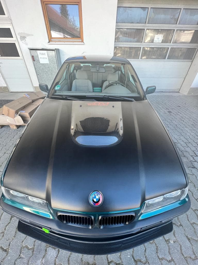 BMW E36 Coupé mit montierter Carbon-Motorhaube, Frontansicht