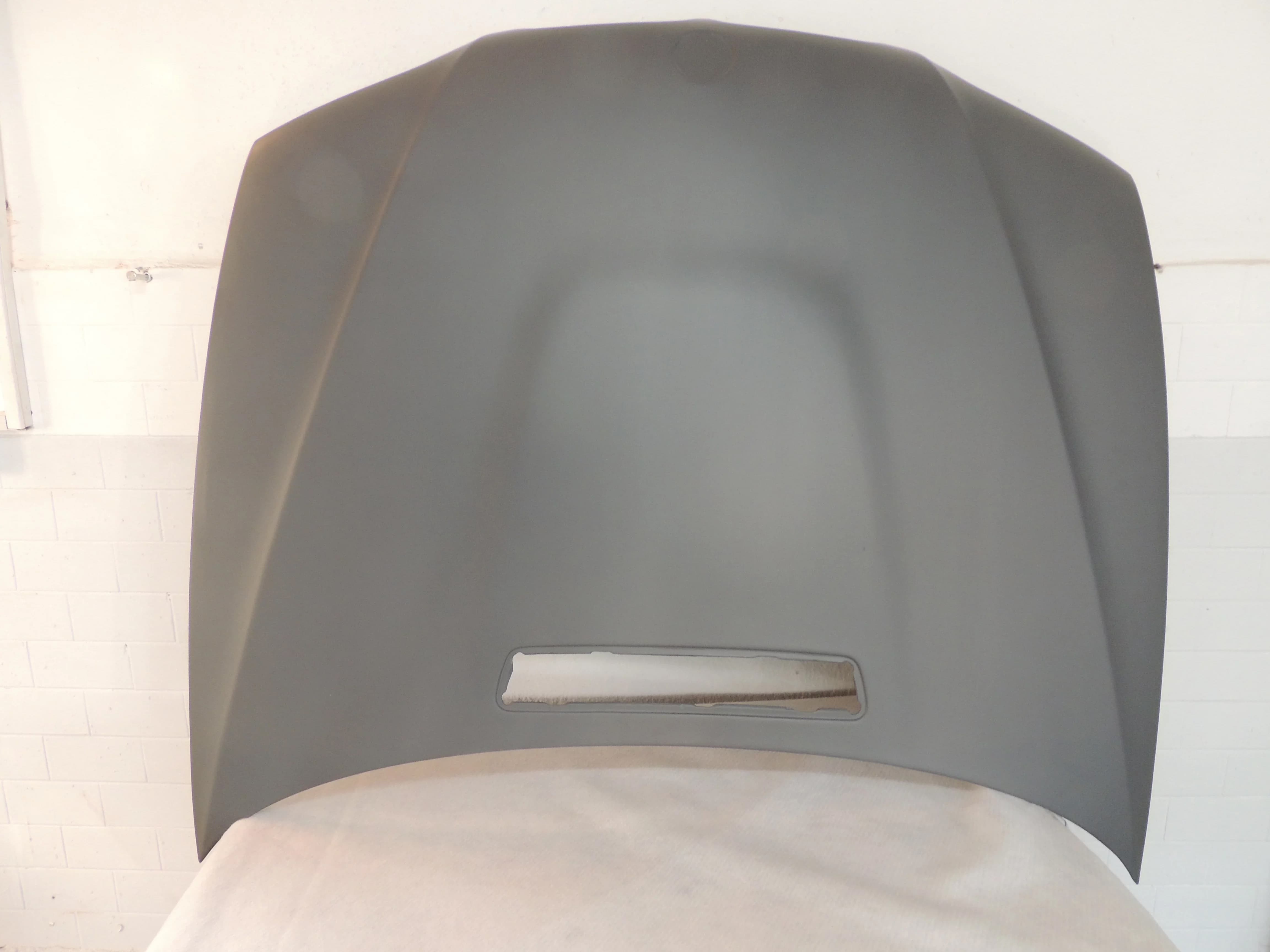 BMW E46 Motorhaube mit zentraler Luftöffnung, grundiert, Vorderansicht