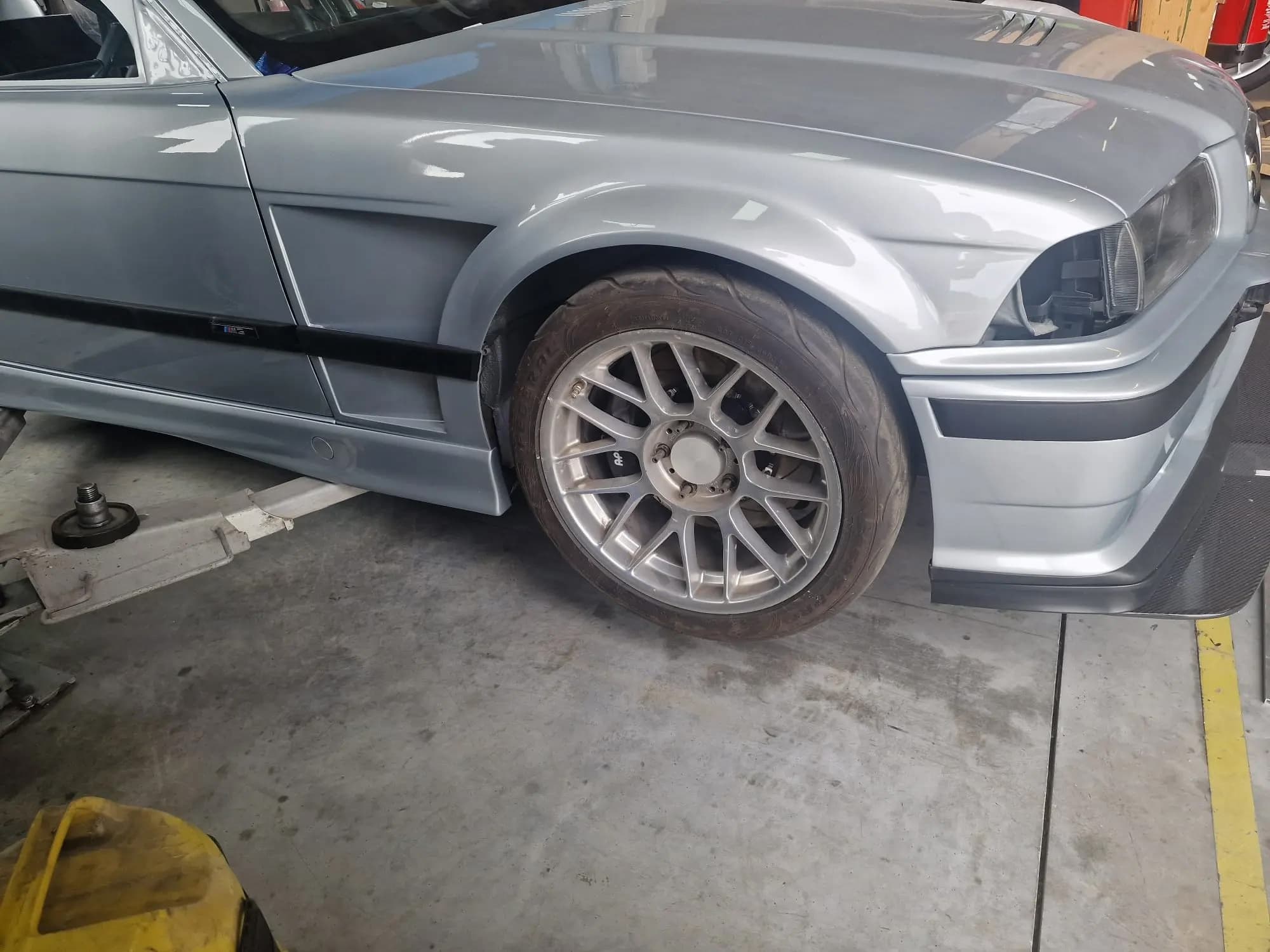 Detailansicht GTR-Kotflügel am BMW E36, Übergang Kotflügel zu Tür