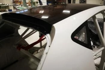 Carbon Dach SEAT Leon TCR, seitliche Ansicht des Dachbereichs mit sichtbarer Carbonoberfläche