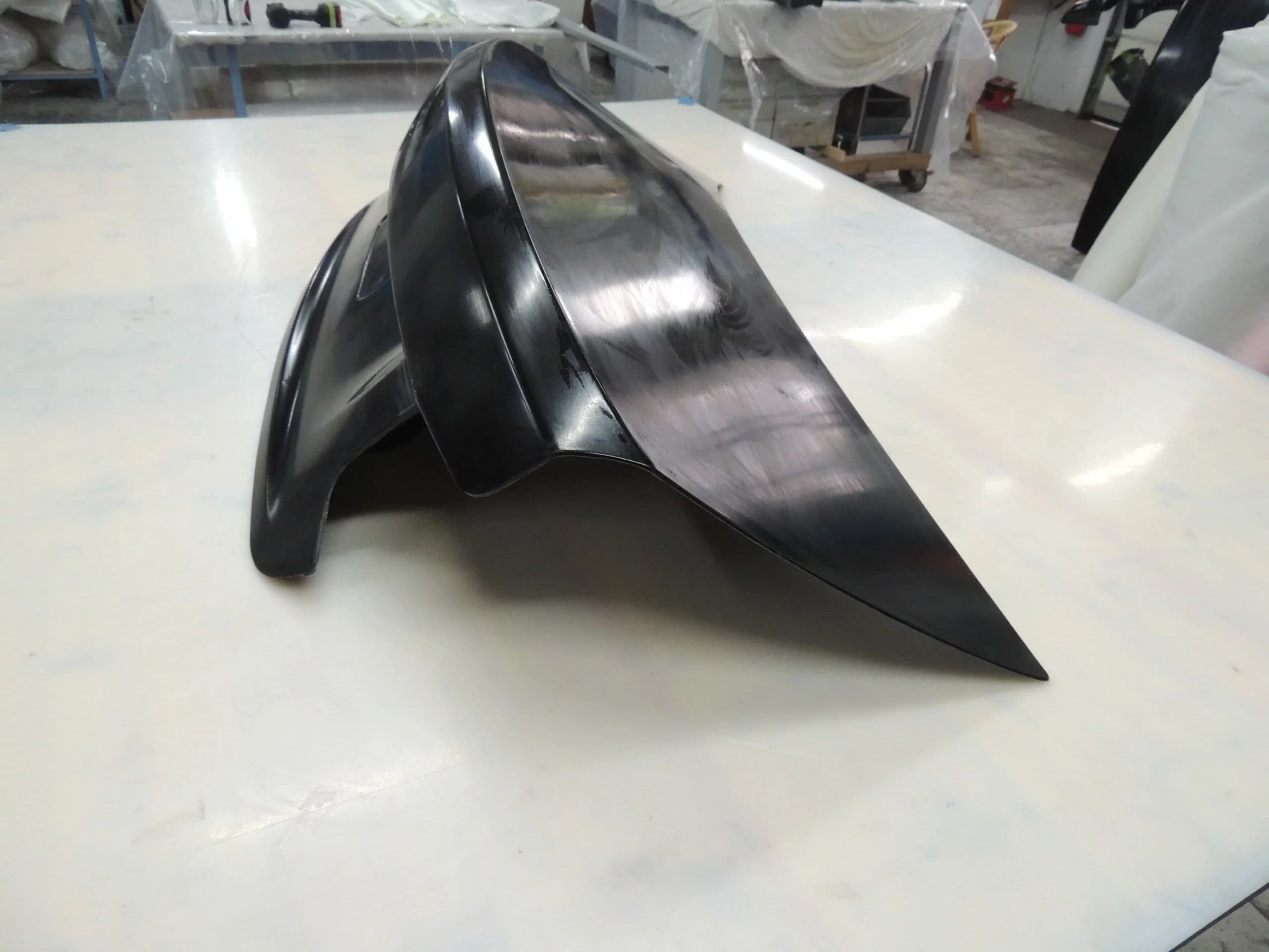 Carbon Heckklappe BMW F22 / M2 – Seitenansicht der ungebohrten Carbon-Heckklappe auf Werkbank