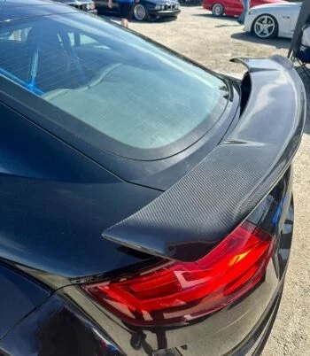 Carbon Heckspoiler Audi TTRS 8S, schräge Draufsicht auf montierten Spoiler