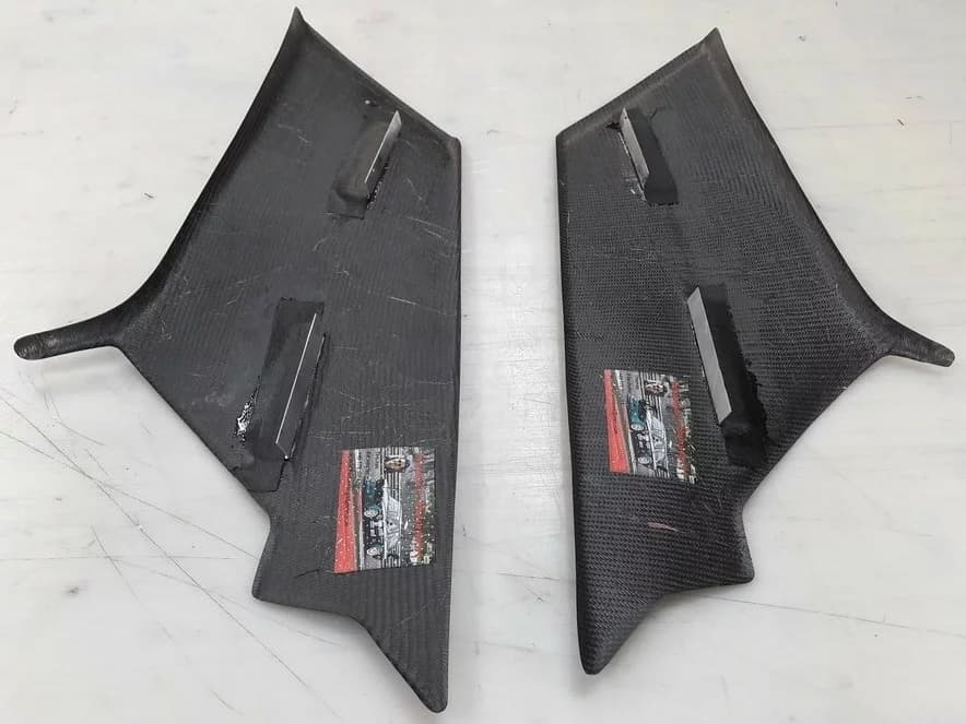 Rückseite eines Carbon-Innenverkleidungs-Sets (links/rechts) mit auflaminierten Haltern/Clips und Befestigungsstegen, Motorsport-/Leichtbau-Teil